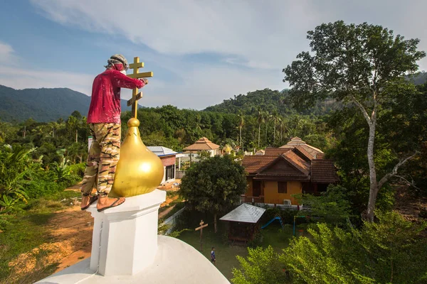 Koh Chang Thajsko Únor 2018 Pravoslavný Kněz Osvěžuje Protíná Kupole — Stock fotografie