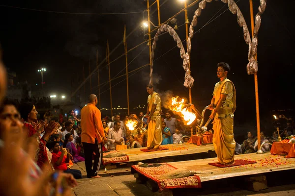 印度瓦拉纳西 2018年3月15日 教士小组执行烈火 Pooja 梵语崇拜火 Dashashwamedh 主要和最旧的卡德位于恒河的瓦拉纳西 — 图库照片