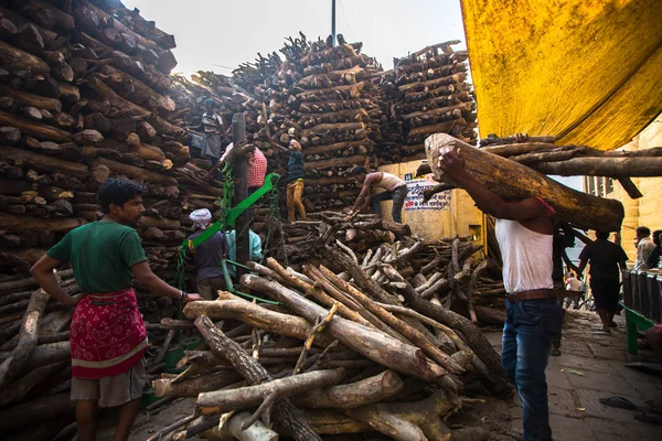 Varanasi India Mar 2018 Locals Holy Ganges Weighed Sale Wood — Stock Photo, Image