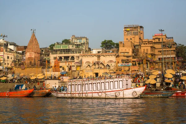 Varanasi Indie Březen 2018 Pohled Lodi Klouže Vodou Řeky Gangy — Stock fotografie