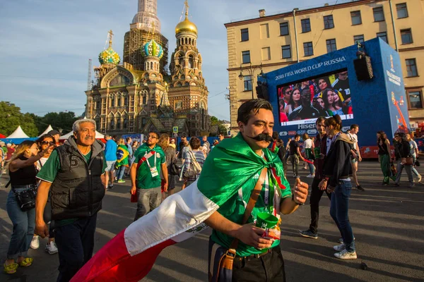Rusya'nın St.Petersburg - 27 Haziran 2018: FIFA taraftar Festivali Şehir merkezinde kan üzerinde Savior Church yakınındaki katılımcıların.
