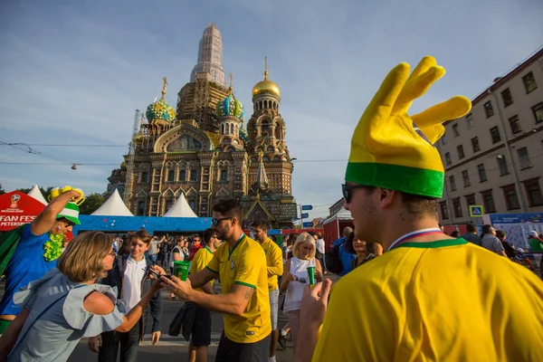 市内中心部の血の上の救世主教会に近い Fifa ファン祭りのサンクトペテルブルク ロシア連邦 2018 参加者 — ストック写真