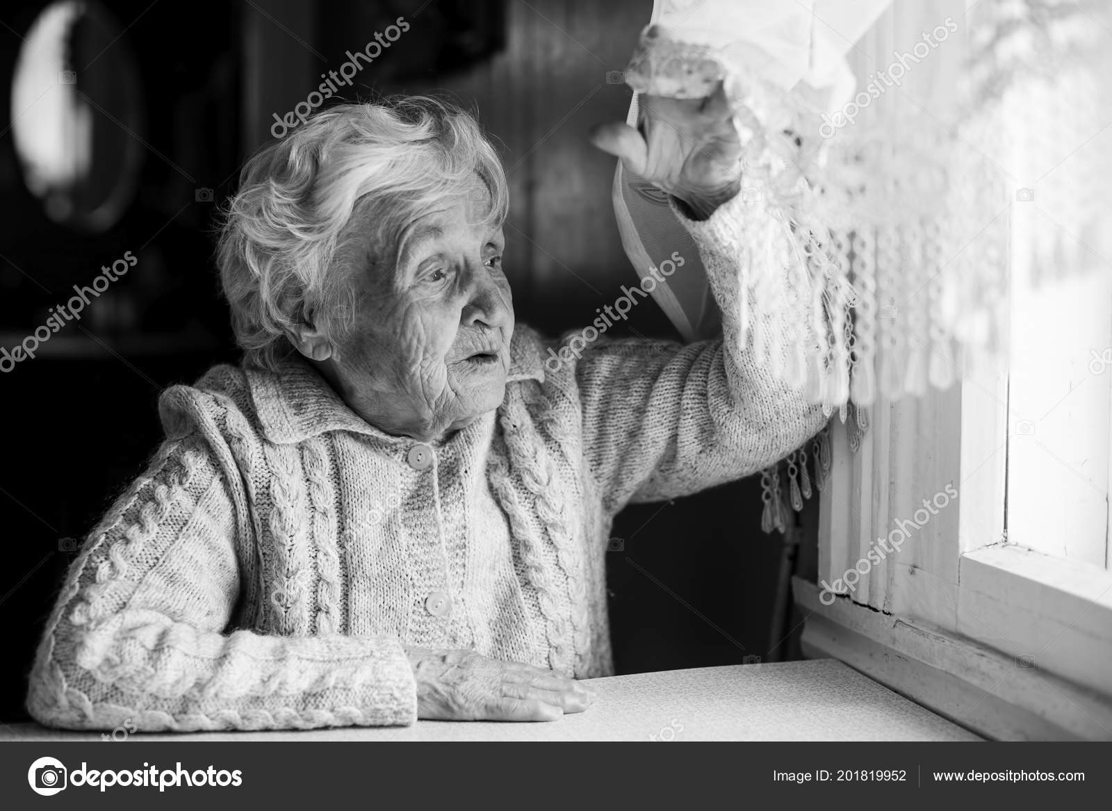 Мама со скалкой. Бабушка. Бабушка и ее шкаф. Бабка в халате. Пожилые люди.