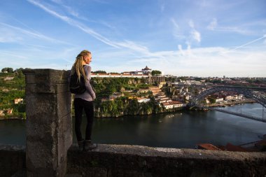 Kadının Douro nehir ve Dom Luis görünümünü Porto, Portekiz köprü.