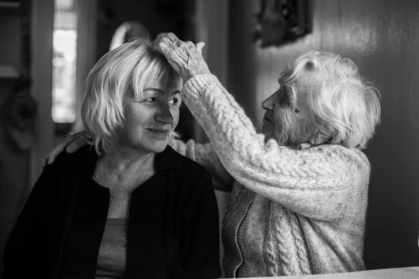 Eldre Kvinne Med Sin Voksne Datter Svart Hvitt Bilde – stockfoto