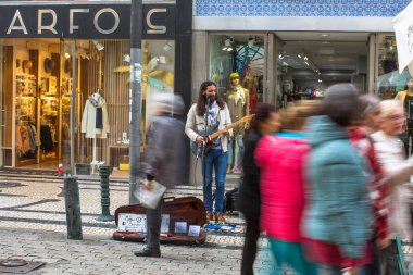 Porto, Portekiz - 4 Mar 2017: Bilinmeyen sokak müzisyen eski şehir merkezindeki caddeleri üzerinde. Porto şehir 20 en iyi Avrupa hedefe 2017 seçildi ve bu prestijli unvanını kazandı.