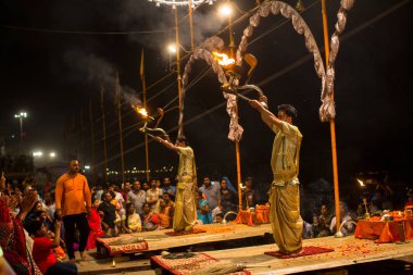 Varanasi, Hindistan - 15 Mar 2018: Rahipler grup gerçekleştirmek Agni Pooja (Sanskritçe - ibadet ateş) Dashashwamedh Ghat - ana ve en eski ghat Varanasi, Ganj bulunan.