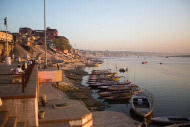 Varanasi, Hindistan - 18 Mar 2018: Sabahın erken saatlerinde kutsal Ganj Nehri kıyısında. Efsaneye göre Varanasi şehir Tanrı Shiva tarafından 5000 yıl önce kurulmuş.