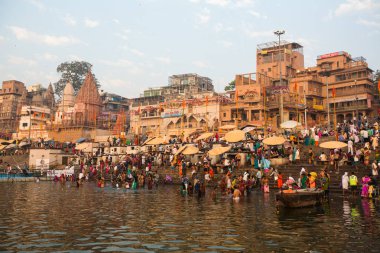 Varanasi, Hindistan - 22 Mar 2018: Hacılar sabahın erken saatlerinde su kutsal Ganj Nehri Dalma. Efsaneye göre şehrin yaklaşık 5000 yıl önce Tanrı Shiva tarafından kuruldu.