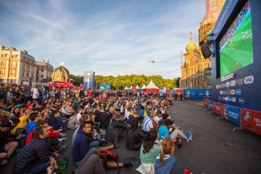 Rusya'nın St.Petersburg - 27 Haziran 2018: FIFA taraftar Festivali Şehir merkezinde kan üzerinde Savior Church yakınındaki katılımcıların.