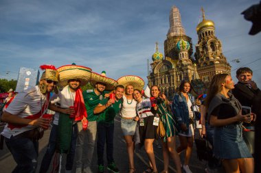 Rusya'nın St.Petersburg - 27 Haziran 2018: FIFA taraftar Festivali Şehir merkezinde kan üzerinde Savior Church yakınındaki katılımcıların.
