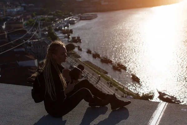 Молода Жінка Беручи Фотографії Центрі Міста Порту Португалія — стокове фото