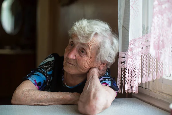 Una Anciana Sienta Pensativamente Mesa — Foto de Stock