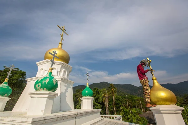 Koh Chang Thajsko Únor 2018 Pravoslavný Kněz Osvěžuje Protíná Kupole — Stock fotografie