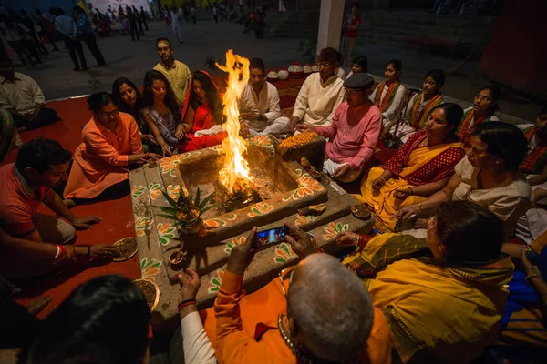 バラナシ インド 2018 は夜聖なるガンジス川の近くの儀式の火のそばに座っています バーニングガート ガートはバラナシでガーツ山脈の一つ ヒンドゥー教の火葬の場所であることのため最も知られています — ストック写真
