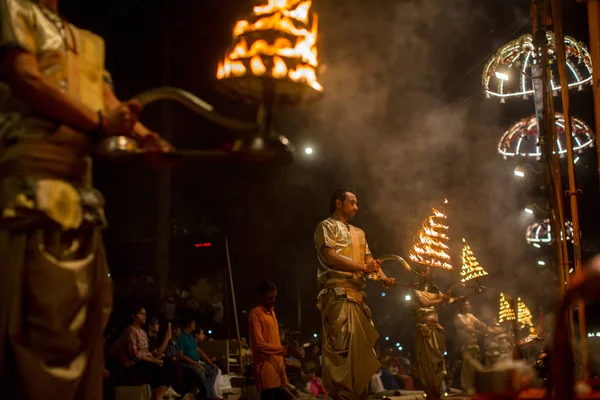 Varanasi Indie Mar 2018 Hinduskich Kapłanów Wykonać Agni Pooja Sanskryt — Zdjęcie stockowe