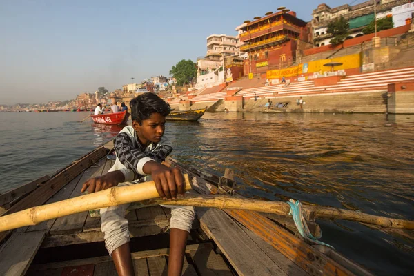 Varanasi India Mar 2018 Schippers Een Boot Glijdt Door Het — Stockfoto