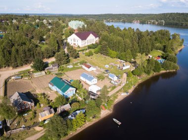 Üstten görünüm köyü nün üzerinde refleks nehir bankalar, Nikolsky, Leningrad region, Rusya Federasyonu.