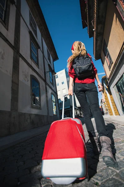 Das Mädchen Steht Mit Einem Roten Koffer Auf Dem Bürgersteig — Stockfoto