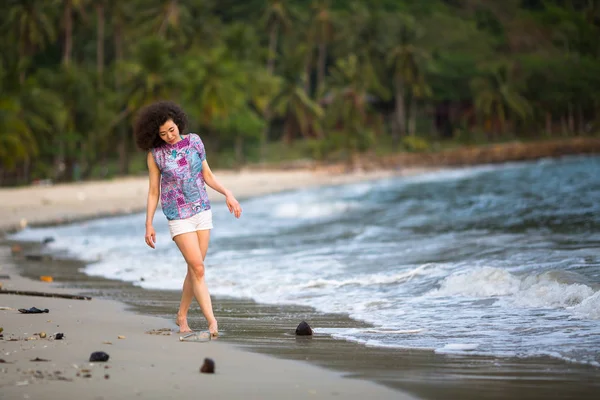 Jovem Mestiça Caminhando Longo Uma Praia Tropical Poluída Problema Ambiental — Fotografia de Stock