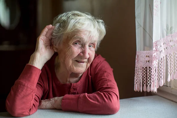 Hard Hearing Elderly Woman Holds Her Hand Her Ear — Stock Photo, Image