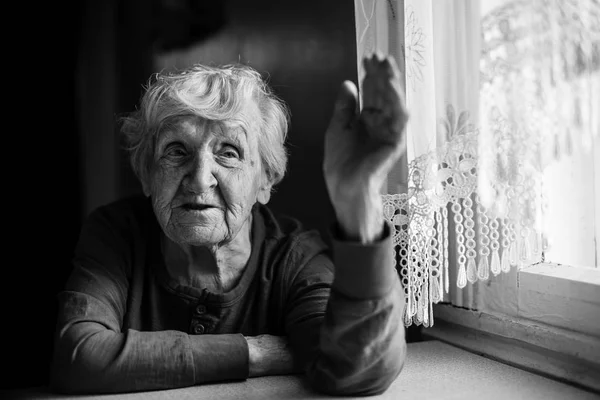Starší Žena Mluví Sedí Stolu Černá Bílá — Stock fotografie