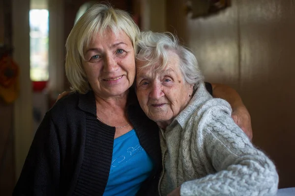 Yaşlı Bir Kadın Eğleniyor Yetişkin Kızıyla Birlikte Fotoğraf Çekmek — Stok fotoğraf