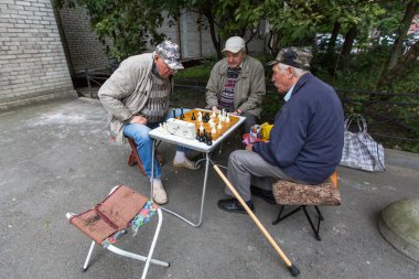 St. Petersburg, Rusya - Eylül 2, 2017: Emekliler bir apartman binası avlusunda satranç oynamak. Petersburg nüfustaki emekliler payı yaklaşık yüzde 24,4 mevcuttur.
