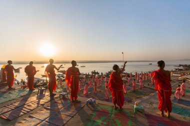 Varanasi, Hindistan - 18 Mar 2018: Genç hindu Rahipler şafak Ganj kıyısında karşılamak için bir tören yapmak ve Hint ve bayrağını yükseltmek. Varanasi Hinduizm 7 kutsal şehirlerden biri. 