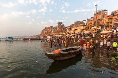 Varanasi, Hindistan - 22 Mar 2018: Hacılar sabahın erken saatlerinde su kutsal Ganj Nehri Dalma. Efsaneye göre şehrin yaklaşık 5000 yıl önce Tanrı Shiva tarafından kuruldu.