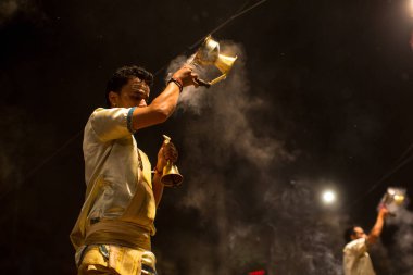 Varanasi, Hindistan - 23 Mar 2018: Hindu rahip Agni Pooja gerçekleştirmek (Sanskritçe: ibadet of Fire) üzerinde Dashashwamedh Ghat - ana ve en eski ghat Varanasi, Ganj bulunan..