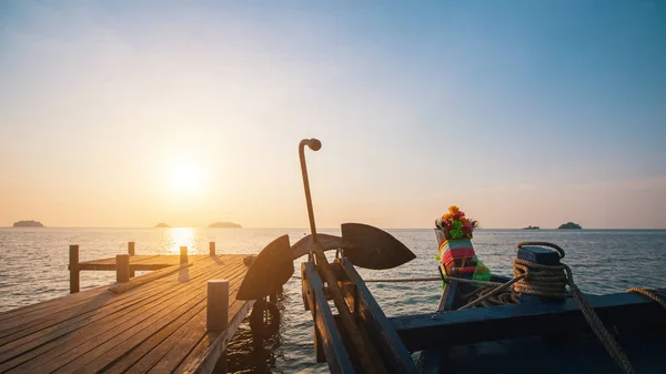 Trä Fiskebåt Nära Piren Solnedgången — Stockfoto