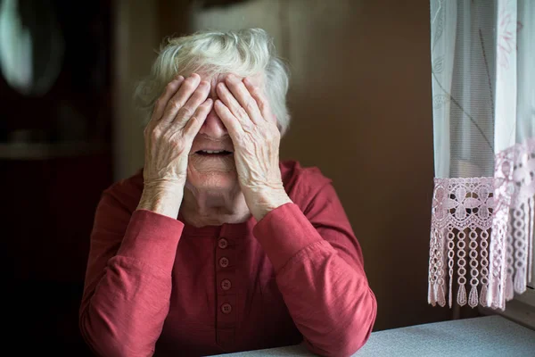Пожилая Женщина Закрывает Лицо Морщинистыми Руками — стоковое фото