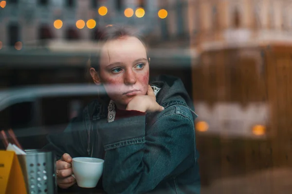 Flicka Med Kopp Kaffe Sitter Ett Café Tittar Gatan Med — Stockfoto