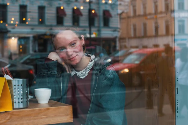 Κορίτσι Ένα Φλιτζάνι Καφέ Κάθονται Ένα Καφενείο Κοιτάζοντας Δρόμο Αντανακλάσεις — Φωτογραφία Αρχείου