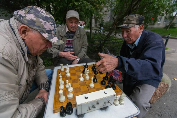 Petersburg Russia Sep 2017 Pensioners Play Chess Courtyard Apartment Building — Stock Photo, Image