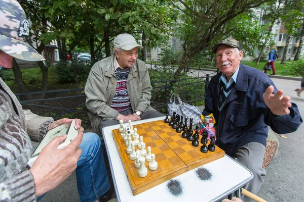 Petersburg Russia Sep 2017 Pensioners Play Chess Courtyard Apartment Building — Stock Photo, Image