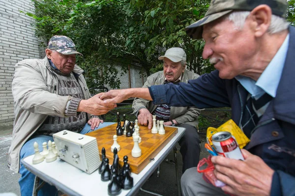 Petersburg Russland Sep 2017 Pensionisten Spielen Schach Hof Eines Wohnhauses — Stockfoto