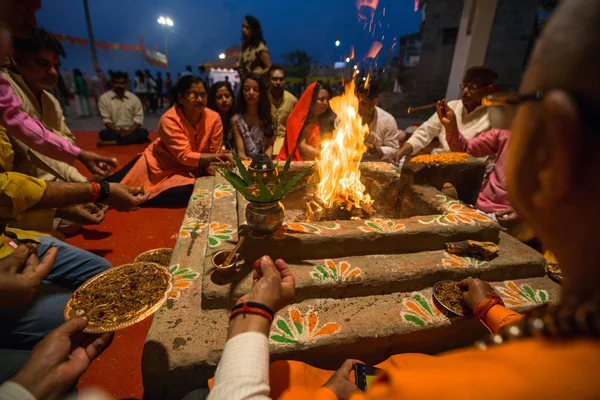 Varanasi India Mar 2018 Gente Sienta Cerca Fuego Ceremonial Cerca — Foto de Stock