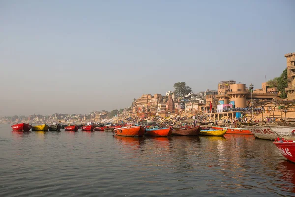 Varanasi Indie Březen 2018 Pohled Lodi Klouže Vodou Řeky Gangy — Stock fotografie