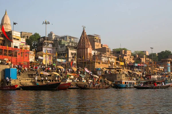 バラナシ インド 2018 ボートからの眺めは ガンジス川バラナシの海岸沿いに水の中を滑る 伝説によると 市が設立神シヴァで約 5000 — ストック写真