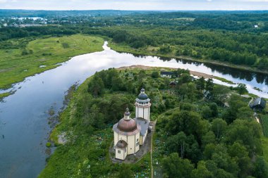 Üstten görünüm kıyamet Ortodoks Kilisesi ve Vazhinka Nehri. Kurpovo köyü Vazhinsky kentsel yerleşim ve Podporozhsky bölge Leningrad region, Rusya Federasyonu.