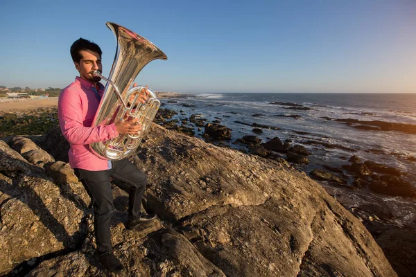 Músico Toca Instrumento Musical Tuba Romántica Costa Rocosa Del Mar —  Fotos de Stock