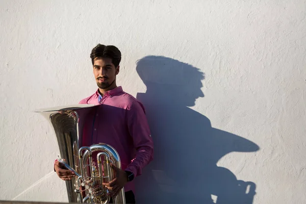 Homem Com Instrumento Musical Tuba Perto Parede Branca Sombra Ferramenta — Fotografia de Stock