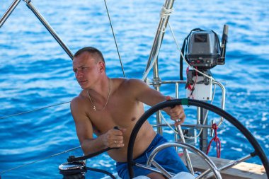 Adam denize yelken yarışları sırasında yatta. Yelken ve aşırı spor.