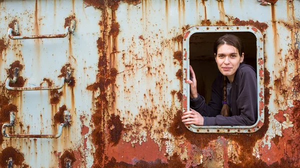 Portrait Jeune Femme Construction Industrielle Abandonnée — Photo