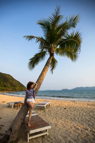 热带海滩上棕榈树附近的年轻混血女子 — 图库照片