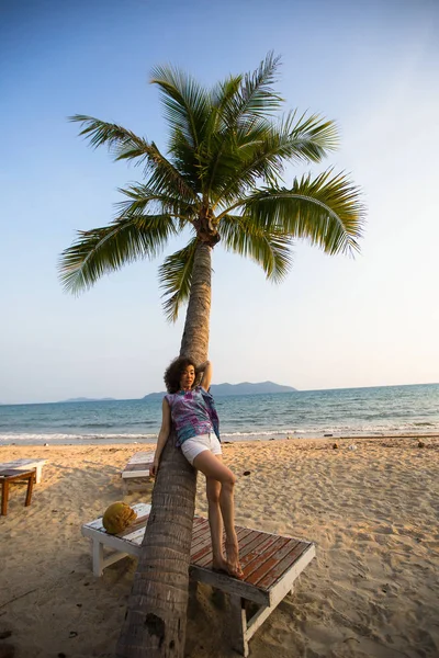 Genç Karışık Yarış Kadının Yanına Tropikal Bir Plajda Palmiye Ağaçları — Stok fotoğraf