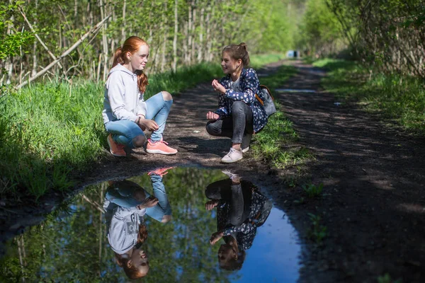 Zwei Mädchen Die Sich Park Emotional Unterhalten — Stockfoto
