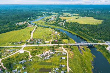 Üstten görünüm nehir, yeşil orman ve köy. Karelya, Rusya Federasyonu.